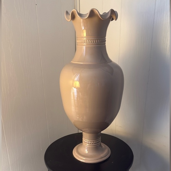 Elegant Cream Vase - Picture 1 of 7